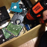 ドリルでハードディスク破壊